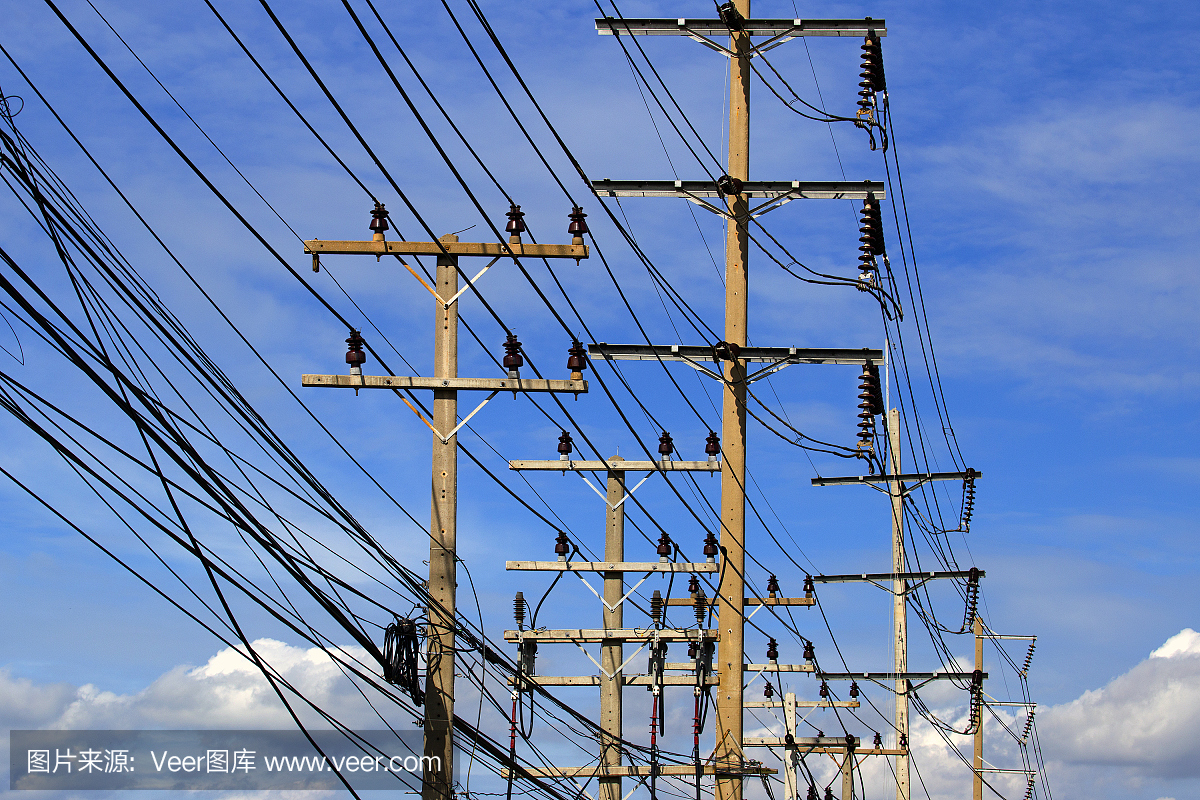 电线杆,抽象的观点,电力线路和塔对抗生动的蓝天。
